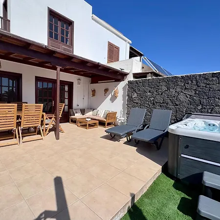 Lovely Atienza 99 With Hot Tub Nyaraló Playa Blanca