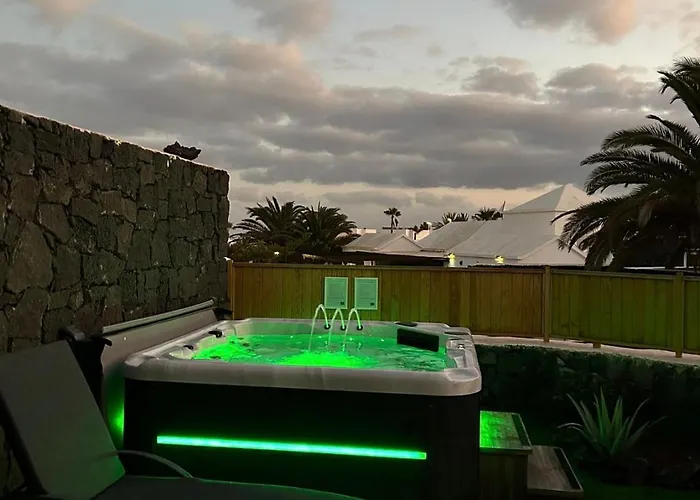 Lovely Atienza 99, Communal Pool, Private Hot Tub بيت للعطل بلايا بلانكا