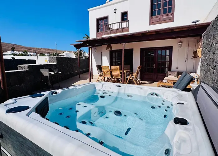 بيت للعطل Lovely Atienza 99, Communal Pool, Private Hot Tub *