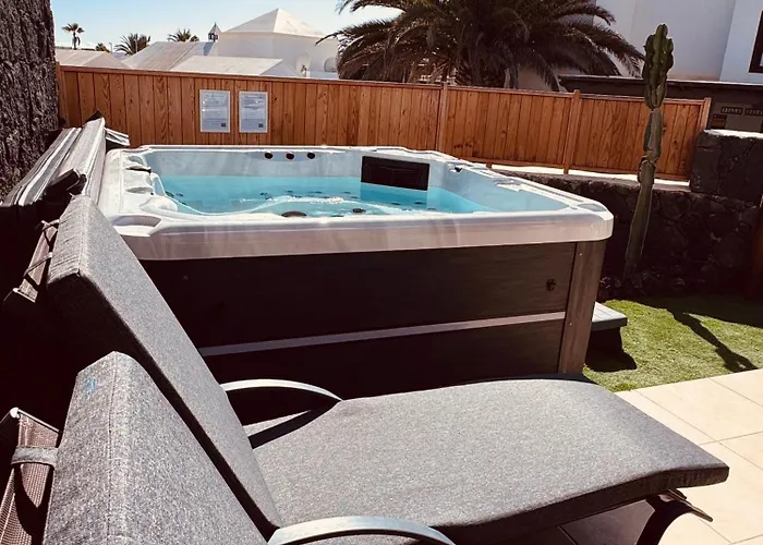 بيت للعطل Lovely Atienza 99, Communal Pool, Private Hot Tub *